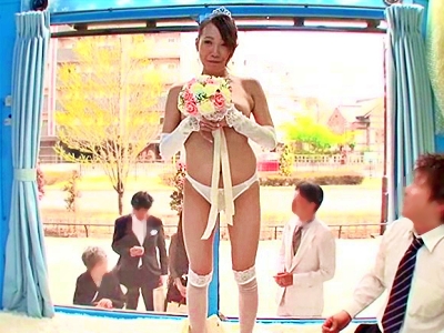 【MM号】ウェディングドレス姿の綺麗な花嫁が乗車！ミラー越しの旦那の前でNTRセックス♡